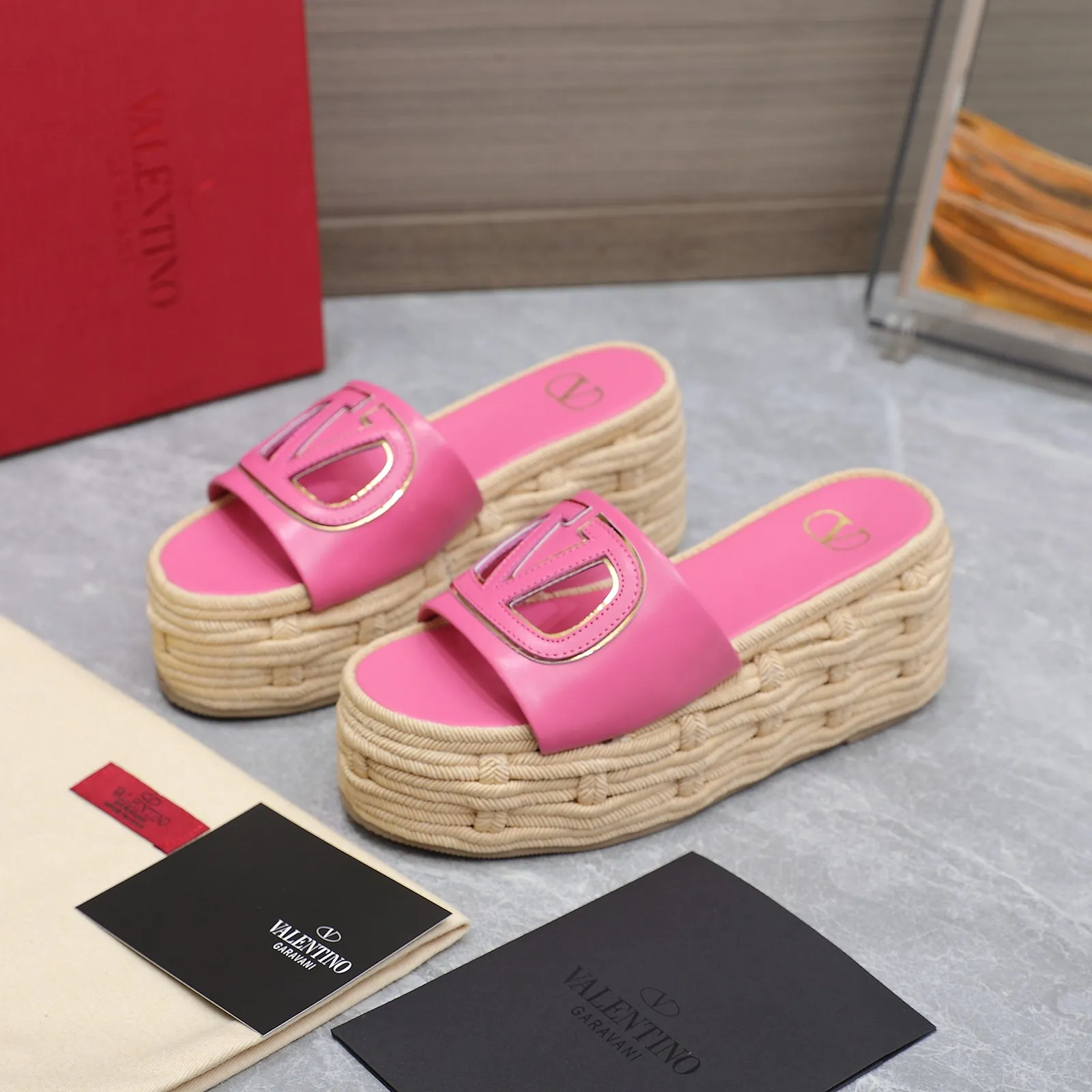 👟👟Ex-factory price 640👟👟The highest version💯💯💯 2024 early spring counter catwalk style updated simultaneously 💗Valentino💗Valentino Wedge hemp rope bottom slippers/follow-up sandals series ——————————Top version Super creative craft design highlights the brand’s unique style, luxury fashion and highly recognizable Exquisite round head, perfect side arc, extremely pure taste, ladylike temperament and full of femininity‼ ️ Upper: Made of imported cowhide. Lining: Made of mixed sheepskin. Italian imported cowhide outsole. Wedge heel back height: 8.5CM. Front height: 5.5CM. Code number: 35-41 (41 customized)